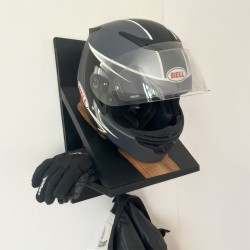 Tout en un, un porte casque moto et accessoires (gants, blouson et clés).