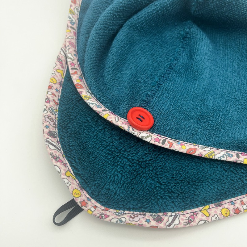 Serviette cheveu en éponge et liseret coordonné- Une création Les Bobines de Coco