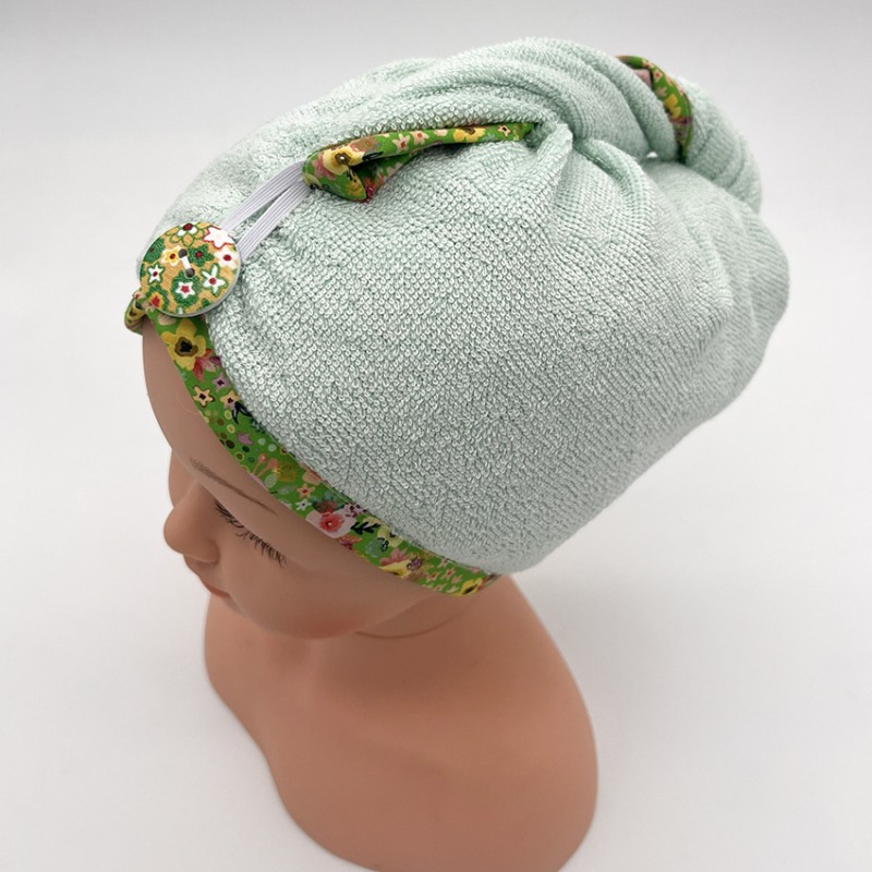 Serviette cheveu en éponge vert et liseret coordonné - Pour enfant - Une création Les Bobines de Coco