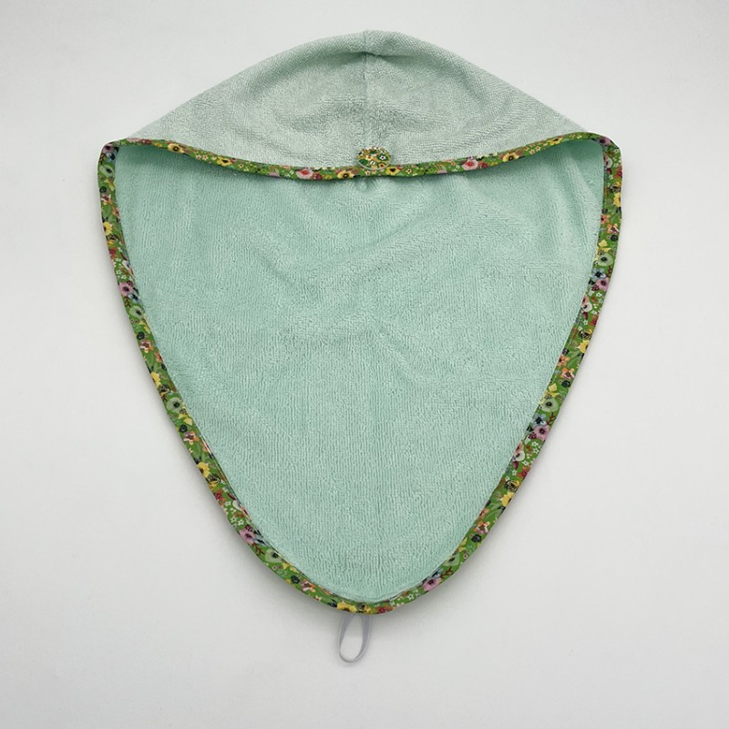 Serviette cheveu en éponge vert et liseret coordonné - Pour enfant - Une création Les Bobines de Coco