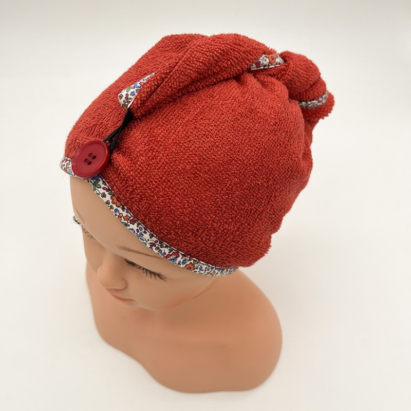 Serviette cheveu en éponge rouge et liseret coordonné - Pour enfant - Une création Les Bobines de Coc