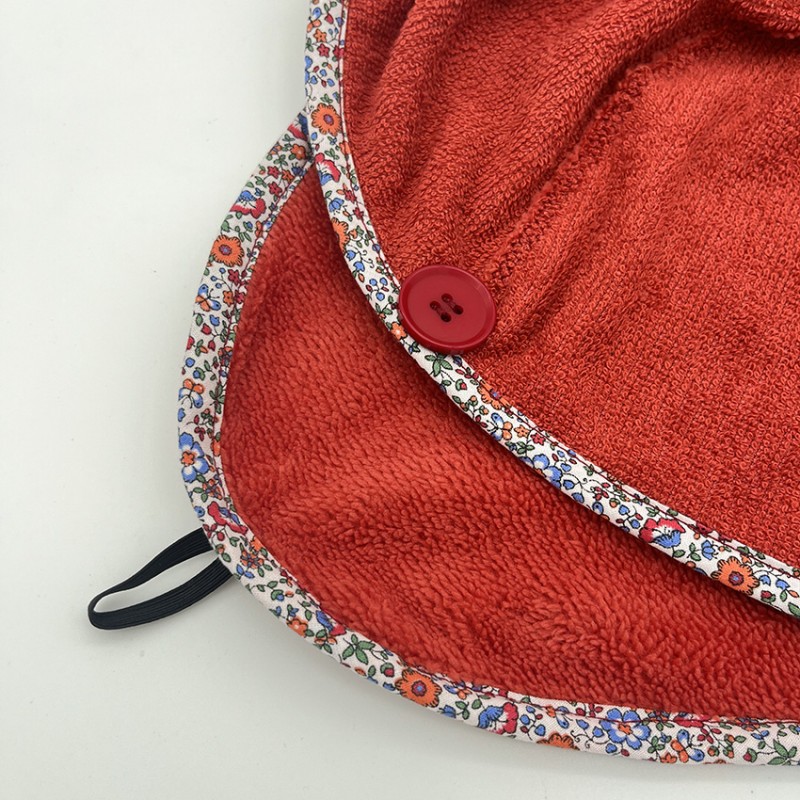 Serviette cheveu en éponge rouge et liseret coordonné - Pour enfant - Une création Les Bobines de Coc