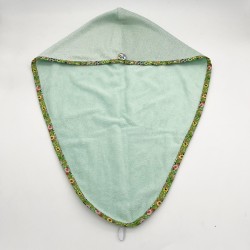 Serviette cheveu en éponge vert et liseret coordonné- Une création Les Bobines de Coco
