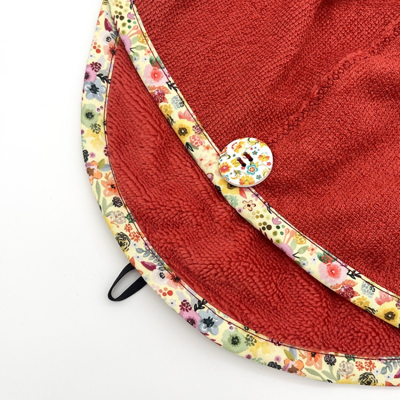 Serviette cheveu en éponge rouge et liseret coordonné- Une création Les Bobines de Coco