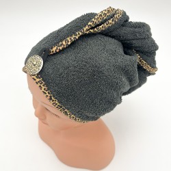 Serviette cheveu en éponge gris foncé  et liseret coordonné- Une création Les Bobines de Coco
