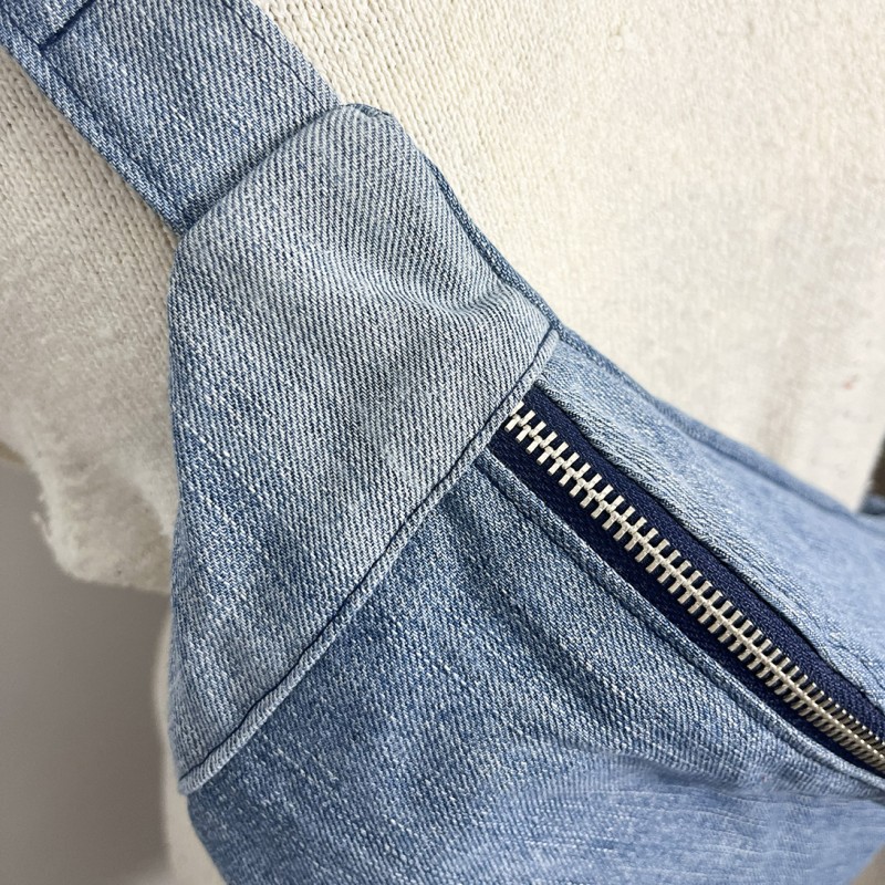 Sac banane Femme en jeans up-recyclé - Fait main en France - modèle unique