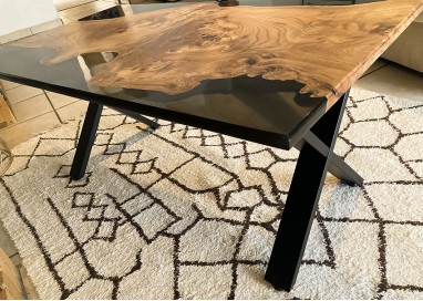 Table plateau en noyer massif epoxy noir semi transparent pied acier noir - Création artisanale en Rance- Modèle unique