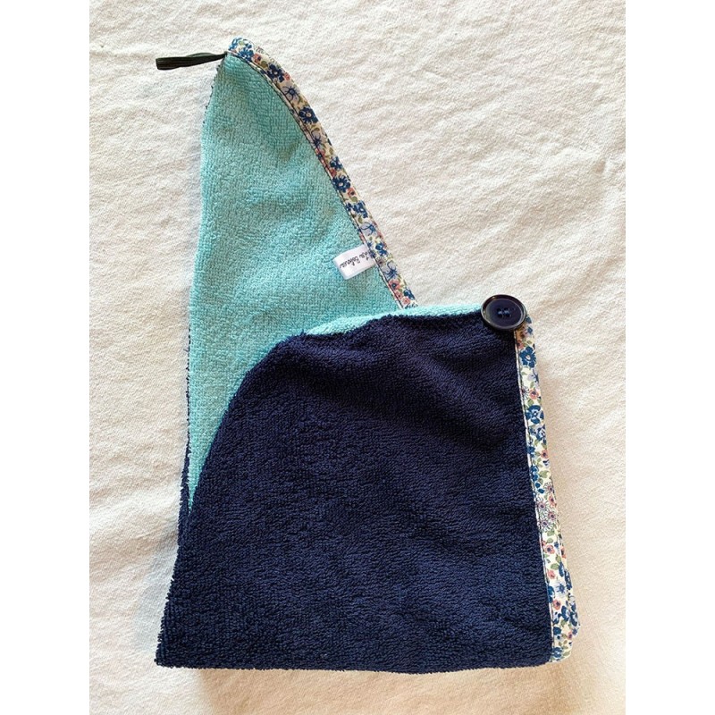 Serviette cheveu en éponge bleu et liseret coordonné- Une création Les Bobines de Coco