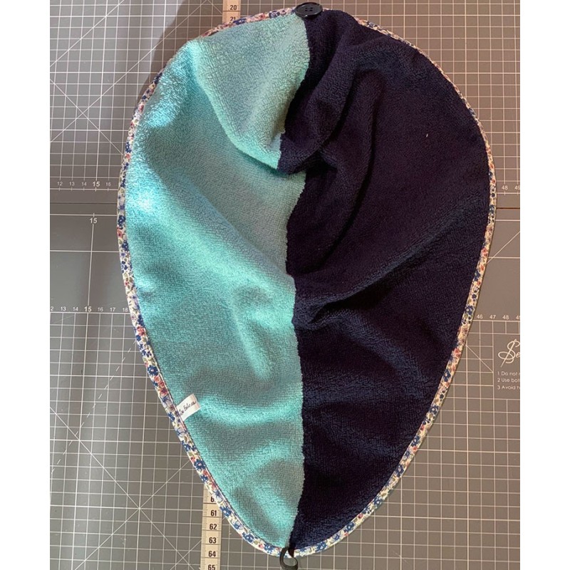 Serviette cheveu en éponge bleu et liseret coordonné- Une création Les Bobines de Coco