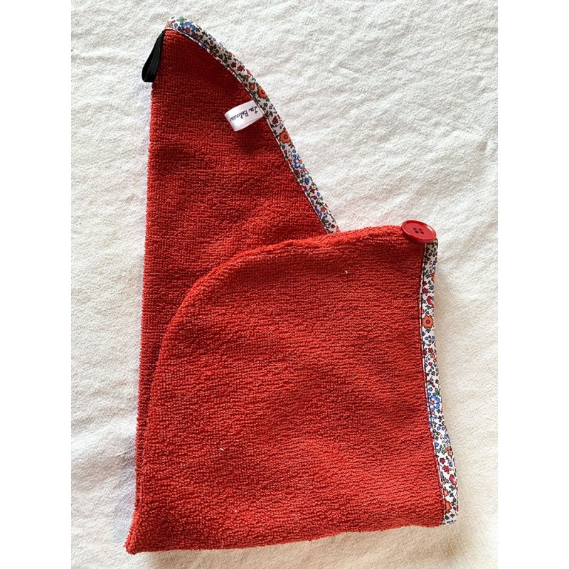 Serviette cheveu en éponge rouge et liseret coordonné - Pour enfant - Une création Les Bobines de Coco