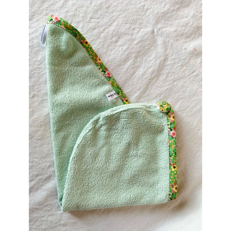 Serviette cheveu en éponge vert et liseret coordonné - Pour enfant - Une création Les Bobines de Coco